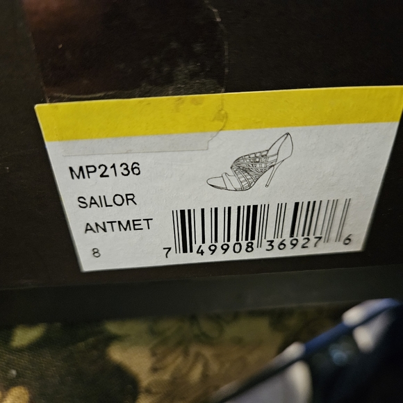 Badgley Mischka stiletto heel lace high heels. - Picture 5 of 10